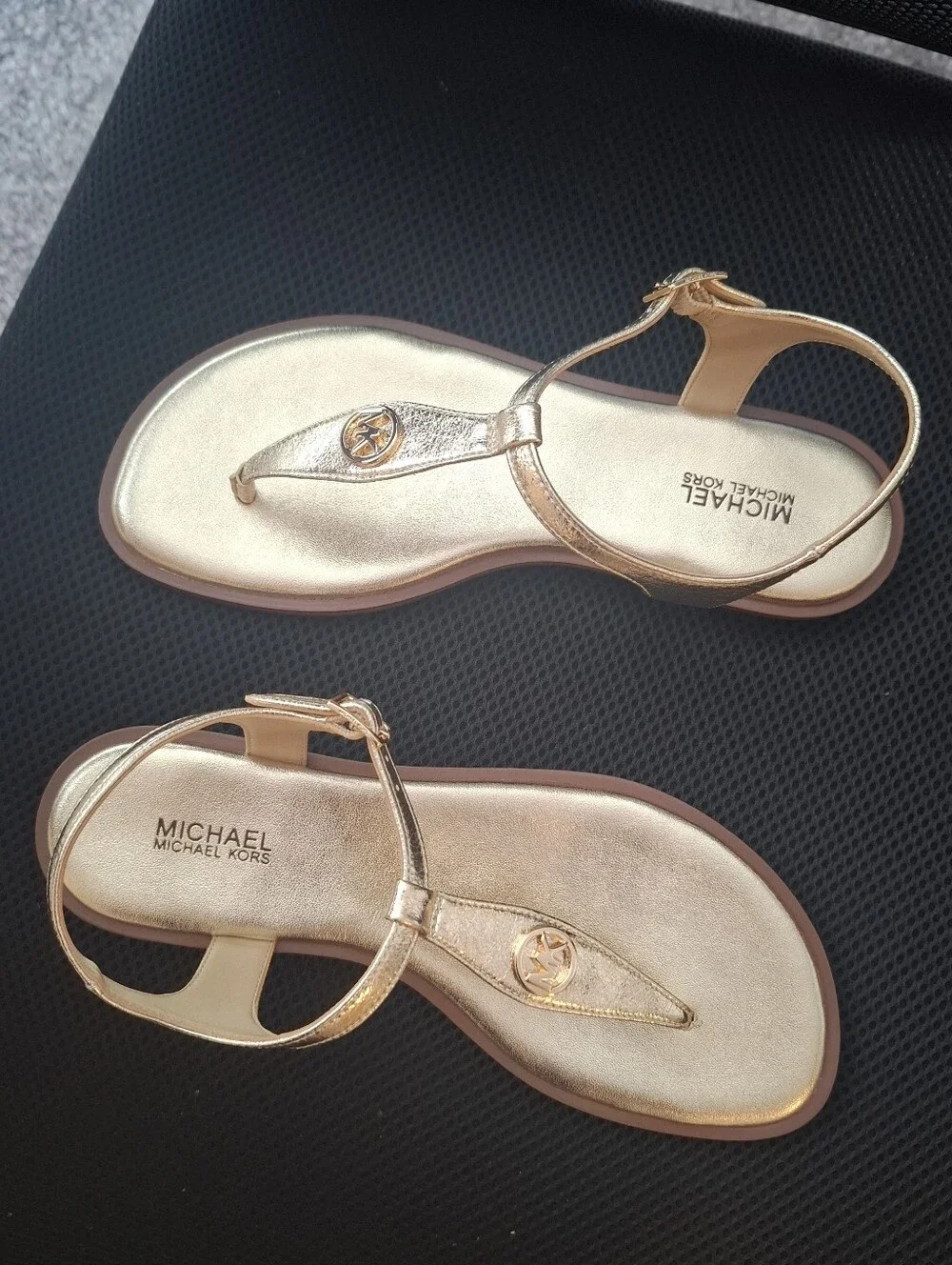 New 6.5 Michael Kors Gold T-Strap Sandals